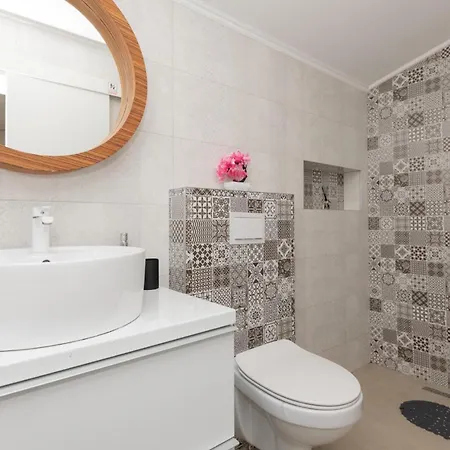 Awesome In With Jacuzzi بيت للعطل