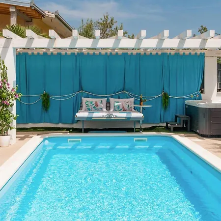 بيت للعطل Awesome In With Jacuzzi Kamenmost