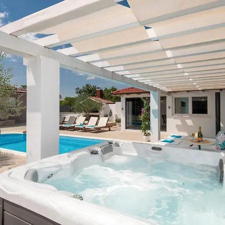 Awesome In With Jacuzzi *